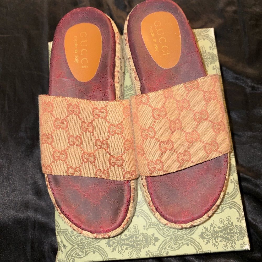 Gucci Peach and Coral Patterned Slides